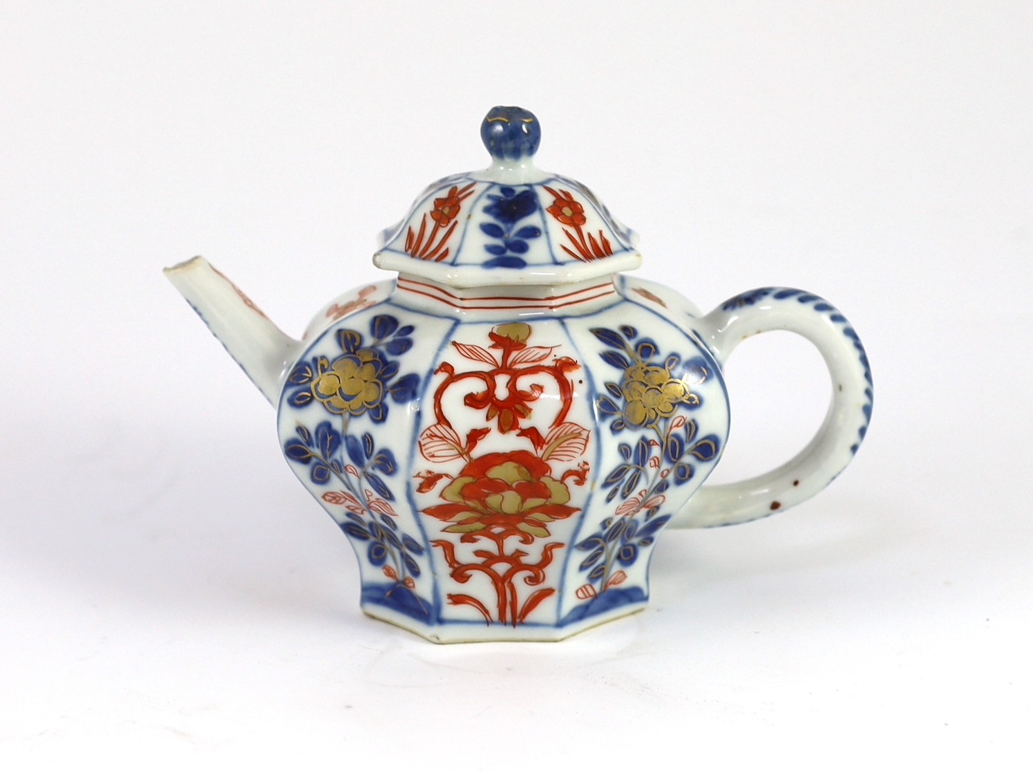 A small Chinese Imari octagonal teapot, Kangxi period, 10 cms high, 10.2 cm high, Rim chips